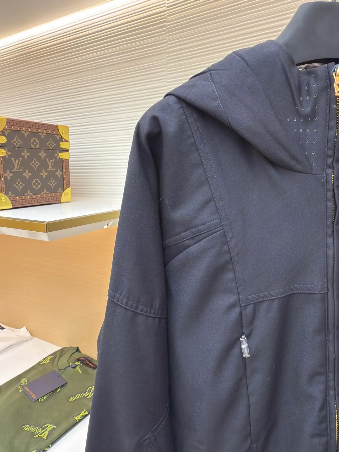 LOUIS VUITTON hooded windbreaker jacket ●Authentic product: Purchased and developed for 31000 ●Item number: 1680632-C10 ●Fabric: waterproof fabric ●Technology: made on positioning cutting machine ●Version: fitted version ●Weight: about 1150 grams ●Size: 42-44-46-48 ●Description: Made of customized Tri-Durance waterproof and rainproof fabric , a full set of accessories are customized, YKK two-way zippers, and all hardware are molded and customized to provide the performance required in the alpine environment. It is thin and wear-resistant, windproof, waterproof and breathable. It is suitable for a variety of activities. It is compatible with StormHood™. The hood is well protected and does not affect the line of sight. Step in The pockets are equipped with WaterTight™ zippers for easy access to items, and the zippers facilitate quick ventilation. The splicing design allows for free movement. There is a logo print on the chest, a printed design on the brim, and engraved buttons on the cuffs. The overall routing is straight and delicate. The fabric is comfortable and soft, with consistent colors and no color difference. It can be matched with the same style to create a fashionable look, and can be used in various occasions. Customized accessories, complete with three standards, same style for men and women!